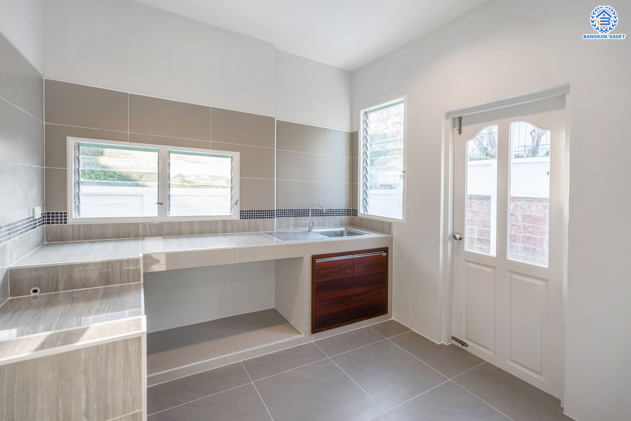 บ้านมือสองตกแต่งใหม่ ม.ชัยพฤกษ์ บางบัวทอง บ้านเดี่ยว แบรนด์ LH  เนื้อที่ 92.9 ตร.ว. ฟังก์ชัน 3 ห้องนอน 3 ห้องน้ำ จอดรถได้ถึง 4 คัน มีพื้นที่บริเวณบ้านกว้างขวางกว่า 232 ตร.ม. พร้อม Facilities ครบครัน บนทำเลเดินทางสะดวก ติดถนนบางกรวย-ไทรน้อย ใกล้เซ็นทรัลเวสต์เกต และรถไฟฟ้าสายสีม่วง "สถานีบางพลู"